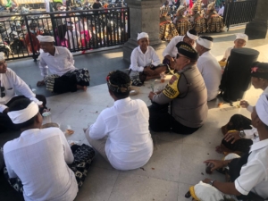 Sambangi Kumpulan Pemuda Bhabinkamtibmas Singakerta Sampaikan Pesan Kamtibmas