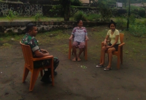 Sinergi TNI dan Masyarakat, Babinsa Detusoko Awasi Keamanan Wilayah Binaan