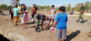 Sambut HUT Kemerdekaan, Satgas Yonif 741/GN Pos Salore bersama Warga Perbatasan Pasang Umbul-Umbul Hiasi Desa