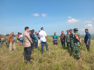 Danramil 02/Walakaka Dampingi Wabup Sumba Barat Tinjau Lokasi Pembangunan Batalyon Teritorial