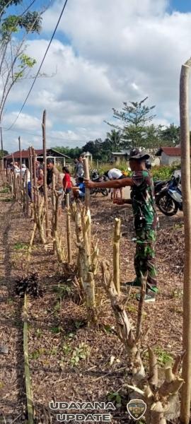 Babinsa Koramil 01/Lewa dan Warga Gotong Royong Buat Pagar Indah Sambut HUT RI ke-80