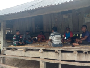 Melalui Komsos, Babinsa Koramil 01/Laratama Ingatkan Warga Jaga Keamanan Dan Ketertiban di Desa Kadi Weekambala