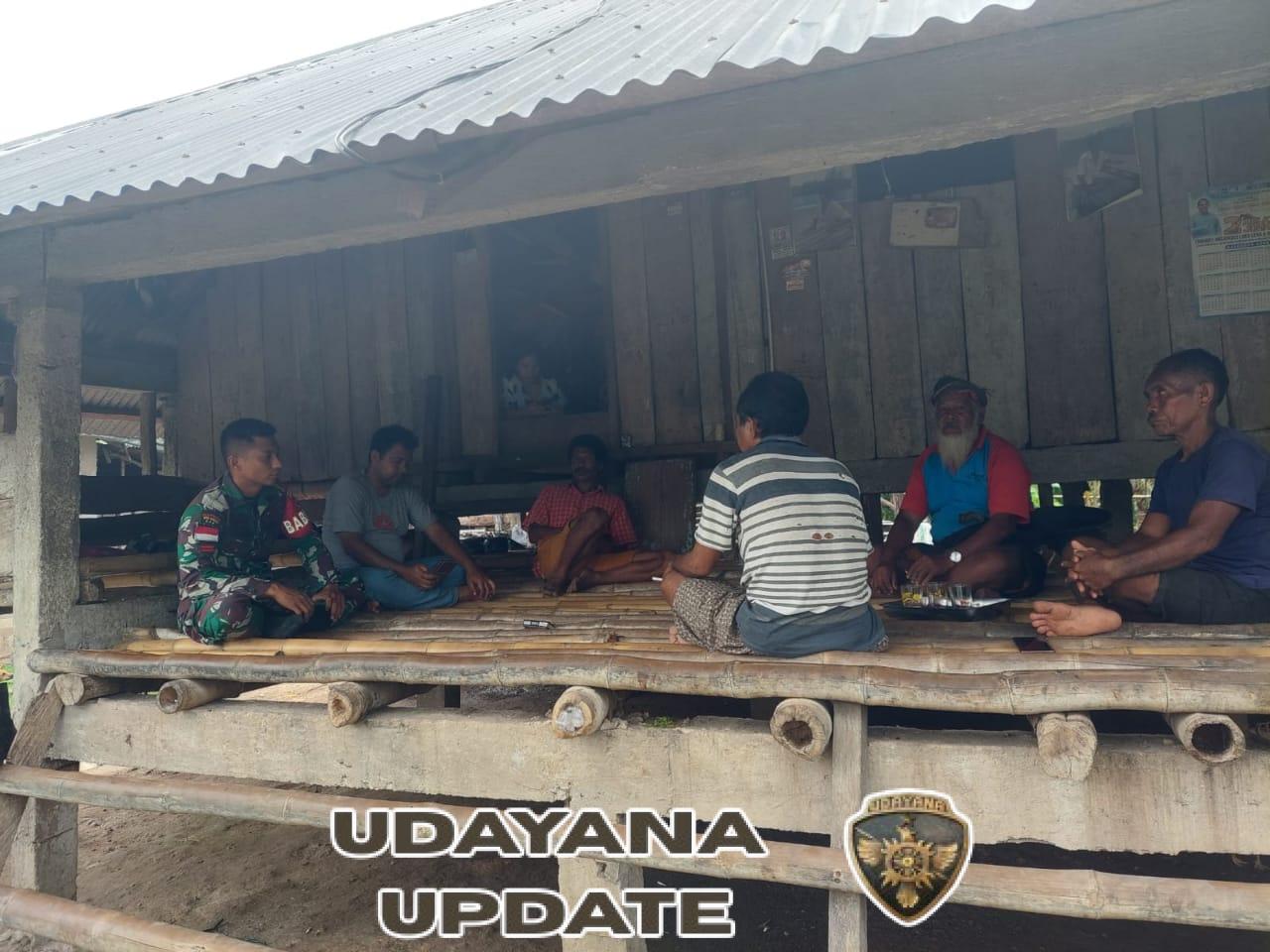 Melalui Komsos, Babinsa Koramil 01/Laratama Ingatkan Warga Jaga Keamanan Dan Ketertiban di Desa Kadi Weekambala