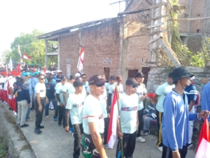 Babinsa Koramil 1614-01 Dompu Pimpin Warga Mangge Asi Gerak Jalan 17 Km di Dompu