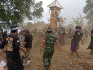 Babinsa Desa Sukawana Bersinergi dengan Aparat Desa Amankan Upacara Ngaben Massal