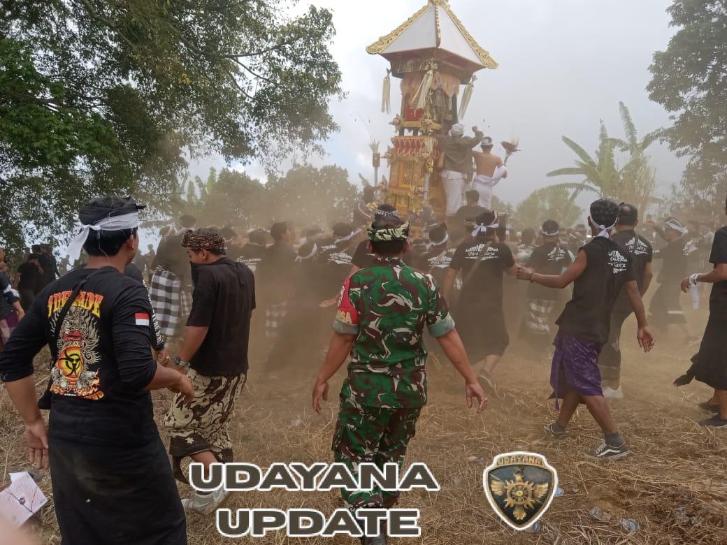 Babinsa Desa Sukawana Bersinergi dengan Aparat Desa Amankan Upacara Ngaben Massal