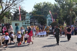 Meriah! Dandim 1607/Sumbawa Kagumi Karnaval Anak TK Penuh Warna di HUT RI ke-80