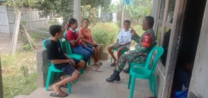 Canda Tawa Babinsa dan Remaja Satab, Bukti Babinsa Dekat dengan Generasi Muda