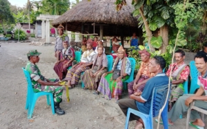 Menjalin Silaturahmi, Babinsa Koramil 1618-04/Bisel Sambangi Tokoh Adat Unini