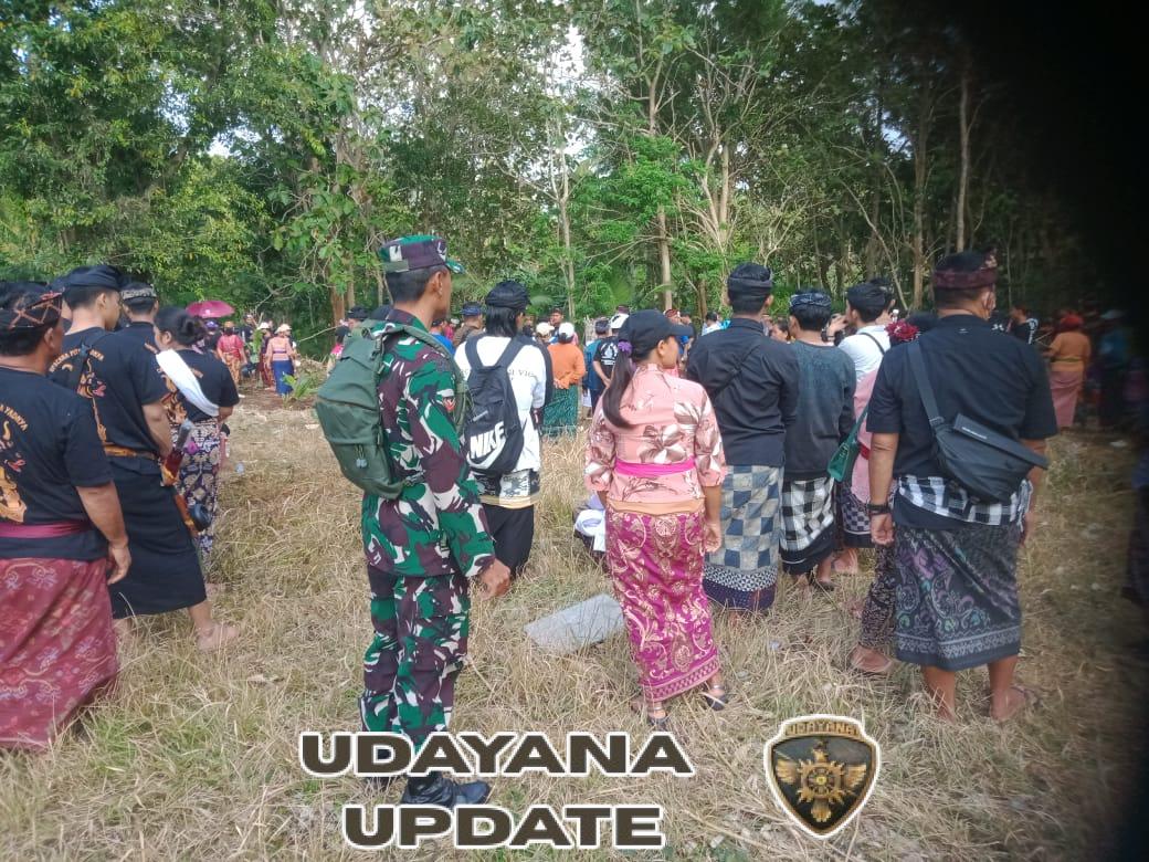 Hadir Dan berkontribusi Dalam Upacara Keagamaan, Babinsa batukandik Amankan Prosesi Ngebet Tulang