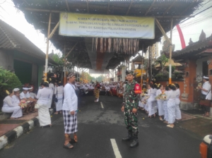 Wujud Nyata Kontribusi, Danramil Klungkung Utus Babinsa Pastikan Keamanan Upacara Keagamaan