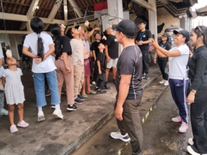 Babinsa Selat Kawal Jalan Santai Dan Aneka Lomba Kemeriahan Hut Ke 80 Kemerdekaan RI Di Dusun Tabu Banjaran