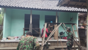 Gotong Royong TNI dan Warga Rehab RTLH di Banjar Peninjoan