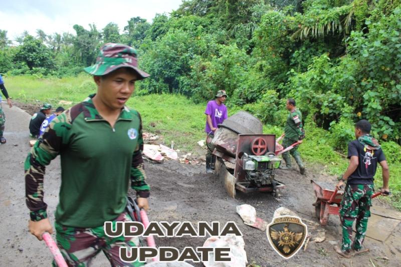 Warga Desa Batuan Turun Tangan Bangun Jalan Usaha Tani Bersama Satgas TMMD