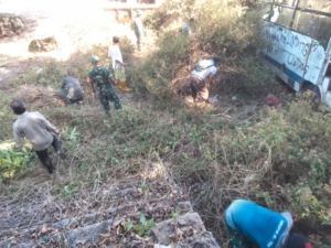 Anggota Koramil 01/ Ba’a Gotong Royong Bersama Warga Pembersihan Lingkungan