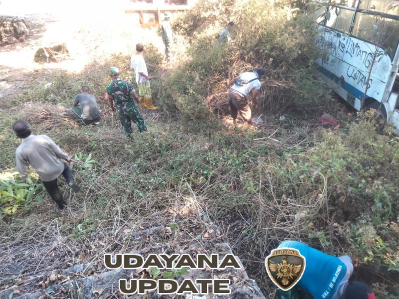 Anggota Koramil 01/ Ba’a Gotong Royong Bersama Warga Pembersihan Lingkungan