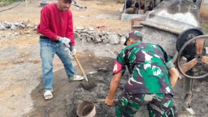 Babinsa Bantu Pengerjaan TPT, TNI Hadir di Tengah Masyarakat Desa Watunggere
