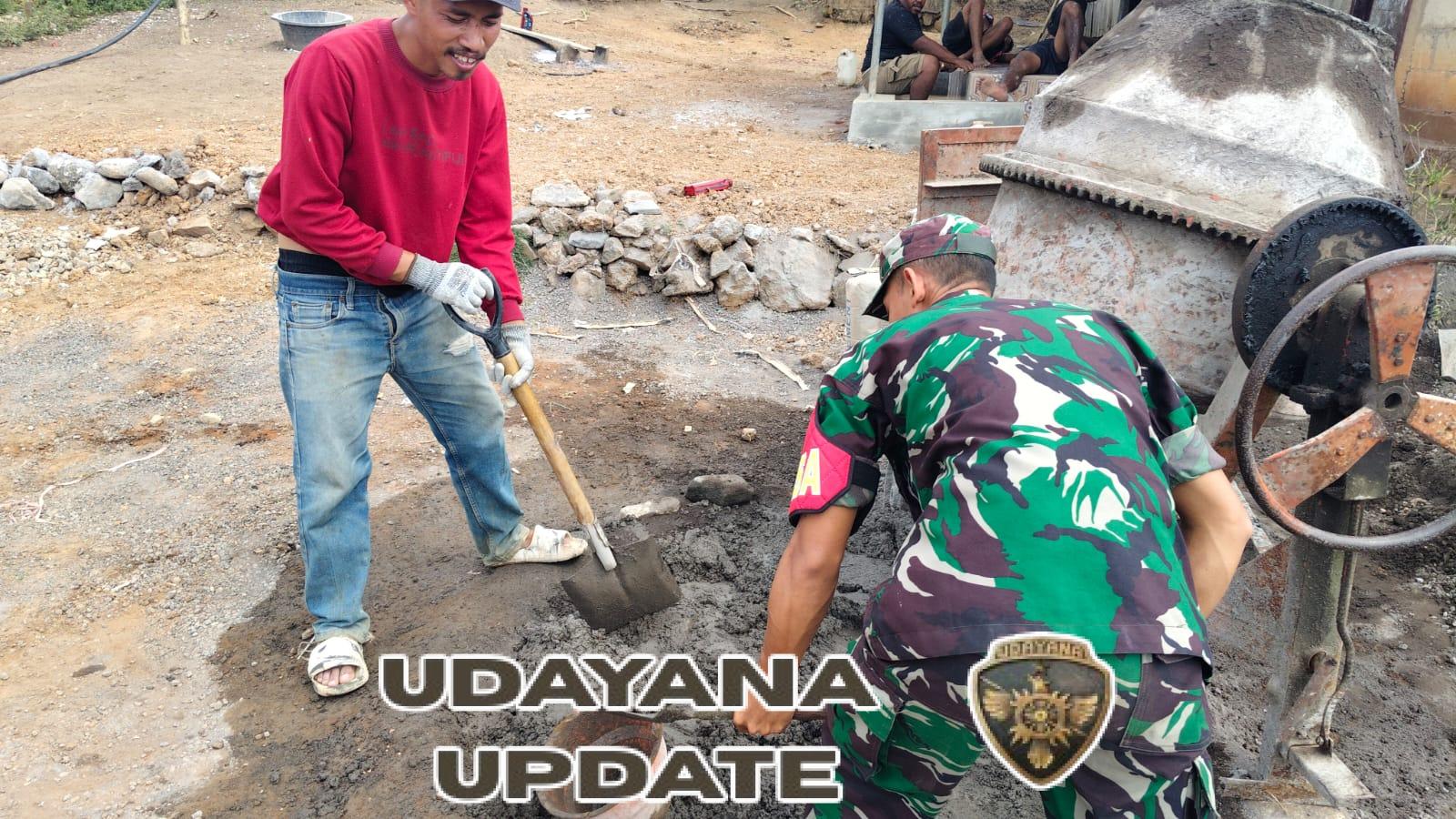 Babinsa Bantu Pengerjaan TPT, TNI Hadir di Tengah Masyarakat Desa Watunggere