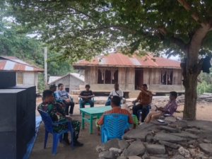 Babinsa 1602-04/Maurole Jaga Keamanan Wilayah dan Bangun Komunikasi Sosial di Desa Je’o Du’a