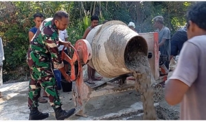 Babinsa Bersama Warga Karya Bakti Bangun Jalan Rabat Beton