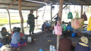 Babinsa Matasio Jalin Silaturahmi dengan Kelompok Tani Tunas Baru