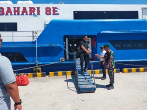 Babinsa Ba’a Laksanakan Pemantauan Kedatangan Kapal Expres Bahari 8E