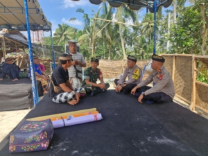 Babinsa Tegallalang Dampingi Warga dalam Pelaksanaan Pitra Yadnya