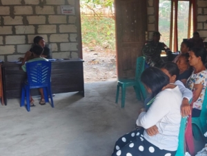 Babinsa Serka Maxem Mboro Ajak Warga Kibarkan Bendera Merah Putih