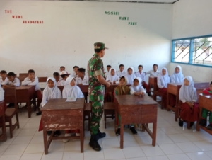 Babinsa Koramil 1614-06 Manggelewa Tanamkan Nilai Kebangsaan pada Siswa SDN 21