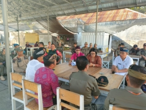 Tertibkan PKL, Babinsa Ajak Pedagang Jaga Kerukunan