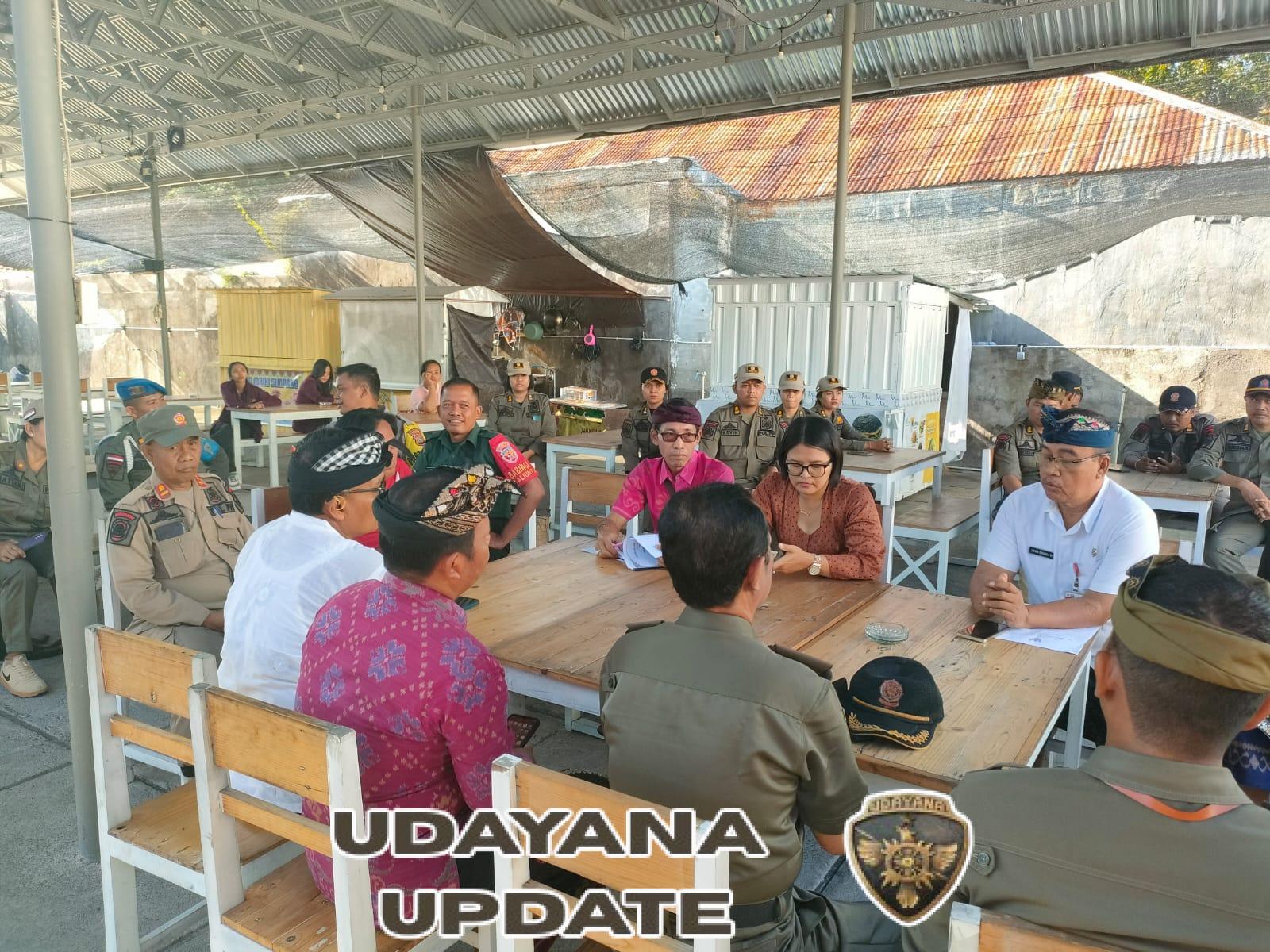 Tertibkan PKL, Babinsa Ajak Pedagang Jaga Kerukunan