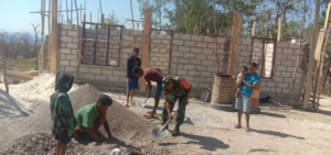 Peduli Warga, Babinsa Koramil 1618-02/Miobar Turun Tangan Bangun Rumah