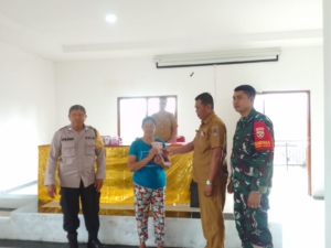 Babinsa Kamasan Dampingi 21 Warga Terima BLT DD