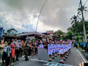 Personel Koramil 1623-06/Selat amankan kegiatan lomba gerak jalan memperingati HUT kemerdekaan RI ke-80.