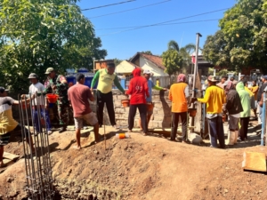 Babinsa Kwangko Koptu Arfian Yuliansyah Pimpin Gotong Royong Bangun Masjid