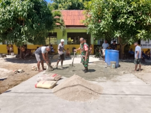 Babinsa Pantai Baru Ajak Warga Faifua Kerja Bakti di SD Inpres Batuidu