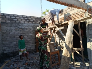 Babinsa Koramil 04 Kilo Pererat Kebersamaan Lewat Gotong Royong