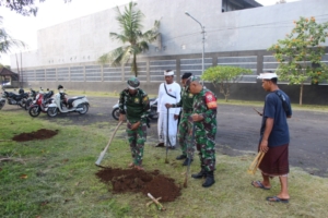 Sertu Suparman Bersama Satgas TMMD Tanam Pohon Kelapa di Batuan