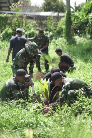 Dansatgas Bersama Warga Desa Batuan Wujudkan Penghijauan Lewat TMMD 125