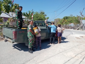 Babinsa Baa Bantu Warga Akses Beras Murah di Desa Baa Dale