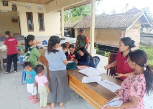 Babinsa Bangbang Bersama Petugas Kesehatan Laksanakan Posyandu Balita di Banjar Dinas Bangkiangsidem