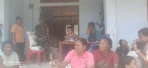 Babinsa Maurole Pastikan Penyaluran Bantuan CBP Tepat Sasaran