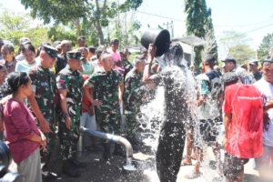 Pangdam Bersama Danrem 161/WS, Tinjau Pipanisasi dan Membagikan Sembako Kepada Masyarakat Desa Naunu.