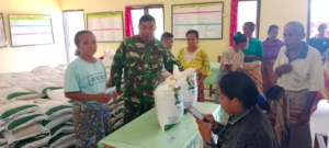 Babinsa Sertu Alexander Pong Dampingi Penyaluran Beras Bantuan Pangan di Kecamatan Oenino