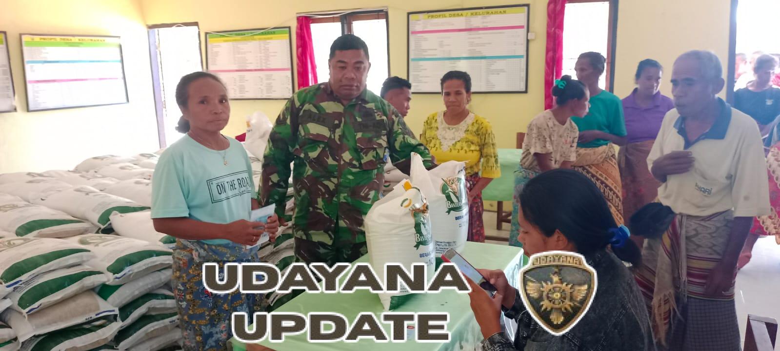 Babinsa Sertu Alexander Pong Dampingi Penyaluran Beras Bantuan Pangan di Kecamatan Oenino