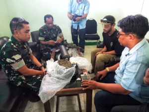 Personil TNI AD Amankan Mahasiswa Penerima Paket Ganja di Lombok Tengah