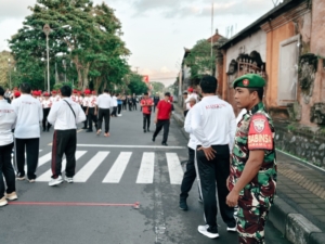 Lomba Gerak Jalan 17 Km Tingkat SMA Dan Umum Putra Di Klungkung Mendapat Pengamanan Aparat Gabungan
