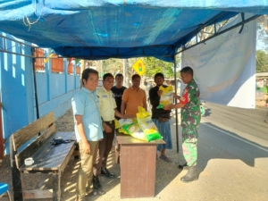 Babinsa Dorotangga Kawal Penjualan Beras Murah SPHP