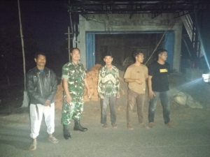 Babinsa Koramil 1614-01 Dompu dan Perangkat Desa Gelar Patroli Malam di Sorisakolo