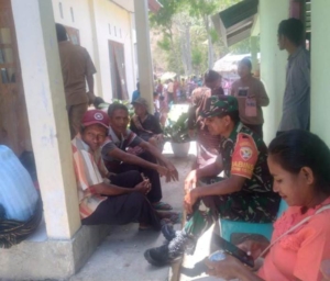 Babinsa Koramil 1618-06/Bian Berbaur dengan Warga Desa Oepuah, Ajak Pasang Umbul-Umbul Sambut HUT RI ke-80